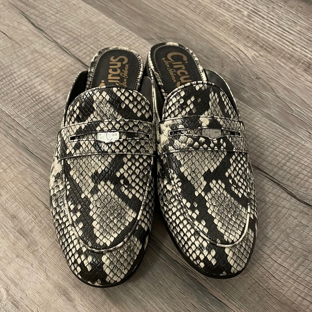 8.5 Black and white snake print mule slip on loafers!